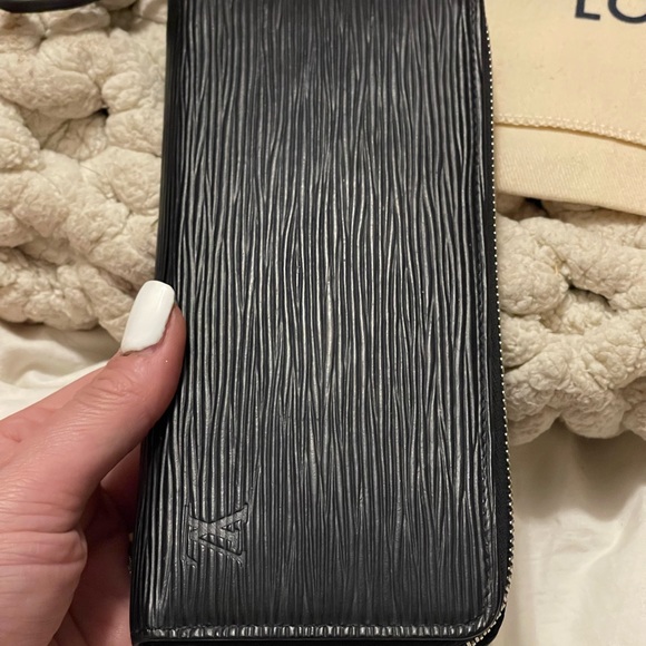 🚫SOLD🚫Louis Vuitton Clemence Epi Noir Wallet - Picture 9 of 12